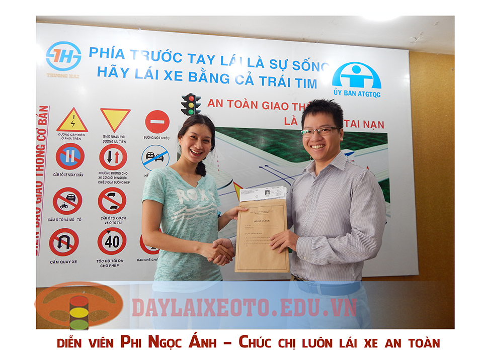 hoc-lai-xe-oto-tai-tphcm-phi-ngoc-anh